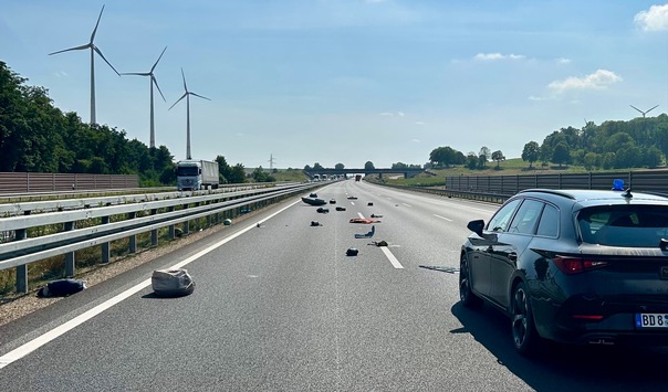 HZA-BS: Der ZOLL sichert Gefahrenstelle auf der Bundesautobahn 7 Höhe Ildehausen / Dachbox löst sich auf der A7 und ein weiteres Auto wurde beschädigt
