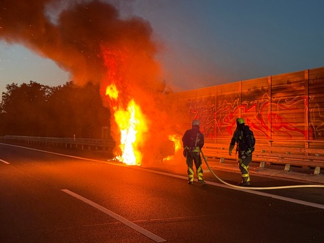 FW Hünxe: Pkw in Vollbrand – Langer Stau auf der BAB 3