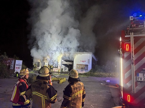 FW-E: Zweiter großer Brand innerhalb weniger Stunden – Müll in Lagerhalle in Flammen