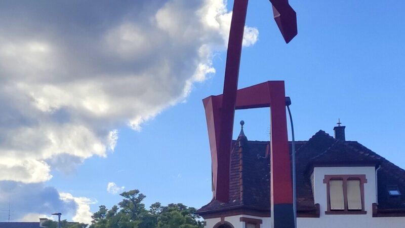 Unbekannte „Künstler“ verpassen Skulptur in Bad Bergzabern patriotisches Make-over