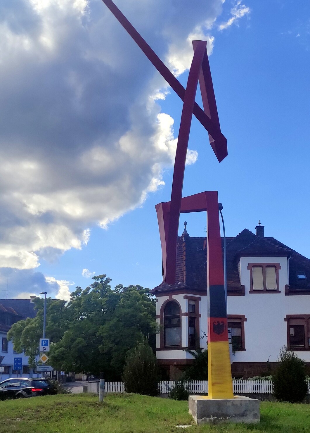 Unbekannte „Künstler“ verpassen Skulptur in Bad Bergzabern patriotisches Make-over
