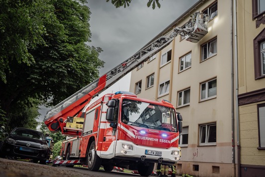 FW-E: Feuer im Mehrfamilienhaus – Matratze fängt Feuer