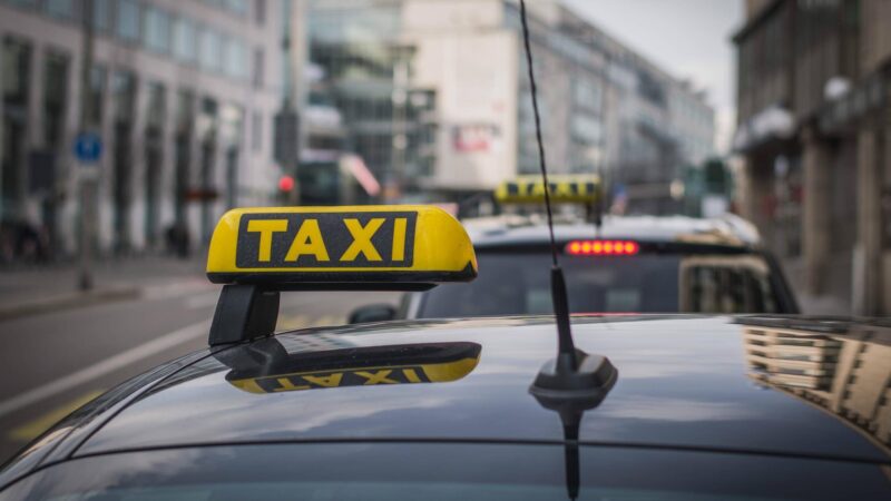 Betrüger clever ausgetrickst: Taxifahrer aus Nürnberg vereitelt 80.000-Euro-Betrug an Seniorin