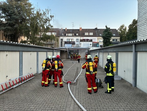 FW Düren: +++ Unklarer Feuerschein entpuppt sich als Brand am Gebäude +++