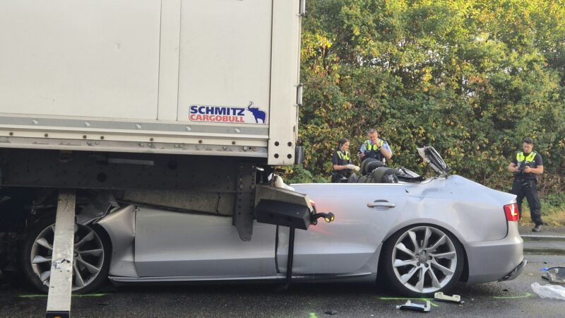 Köln: Pkw stößt auf A1 mit Lkw zusammen – Fahrer stirbt noch am Unfallort
