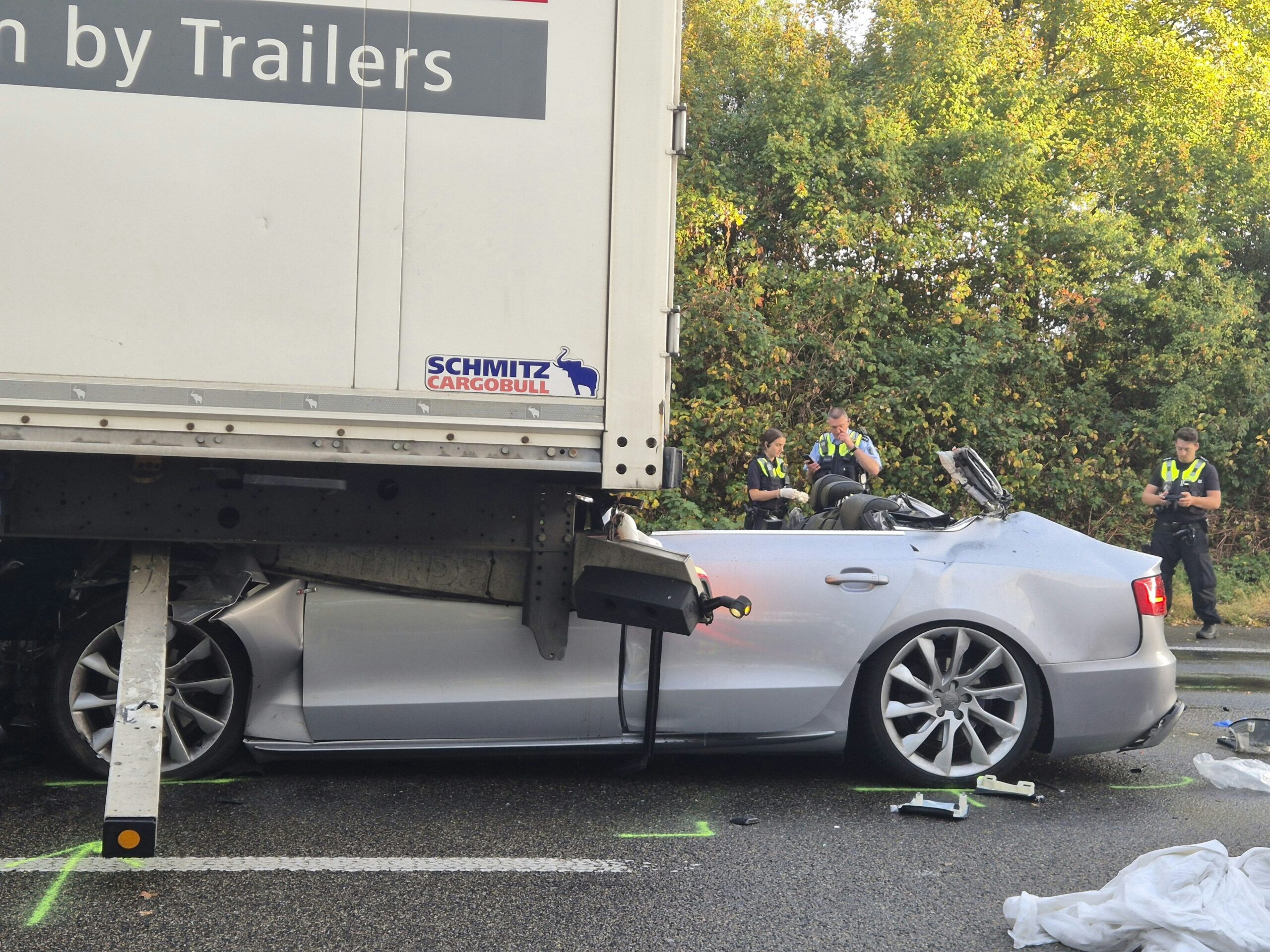Köln: Pkw stößt auf A1 mit Lkw zusammen – Fahrer stirbt noch am Unfallort