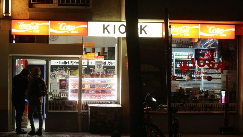 Polizei sucht Zeugen: Streit vor Kiosk eskaliert – 38-Jähriger mit unbekanntem Gegenstand angegriffen