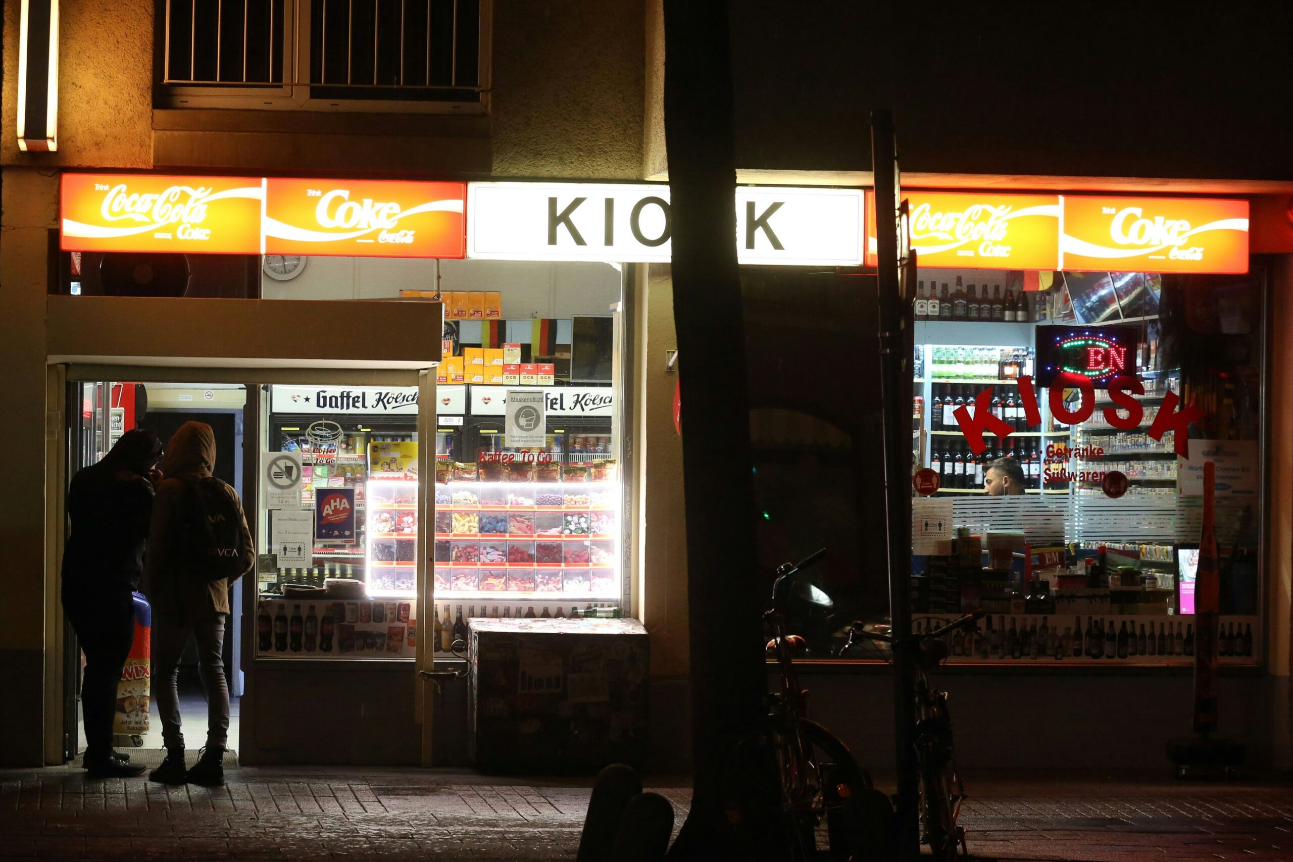 Polizei sucht Zeugen: Streit vor Kiosk eskaliert – 38-Jähriger mit unbekanntem Gegenstand angegriffen