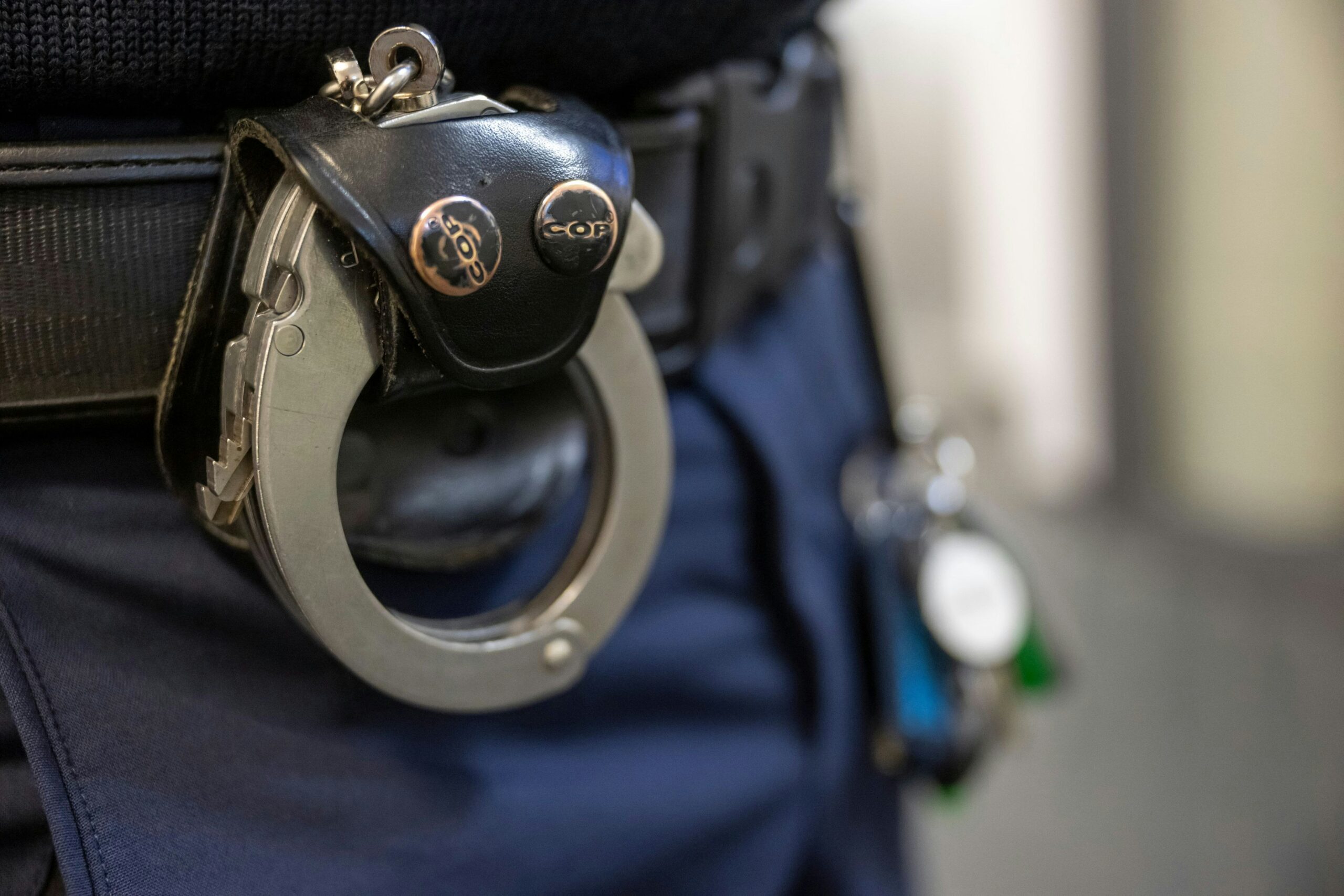 Diebstahl in Köln, Festnahme in Hürth: Notebook geortet – Polizei findet mutmaßliche Diebe in Straßenbahn