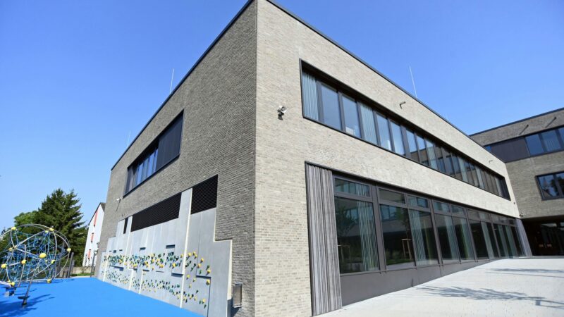 Spielen trotz Platzmangels: Neue Kölner Grundschule hat Schulhof auf dem Dach