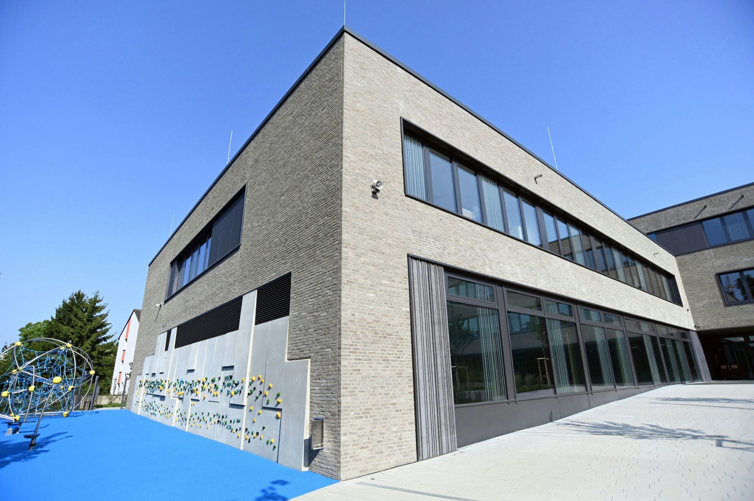 Spielen trotz Platzmangels: Neue Kölner Grundschule hat Schulhof auf dem Dach