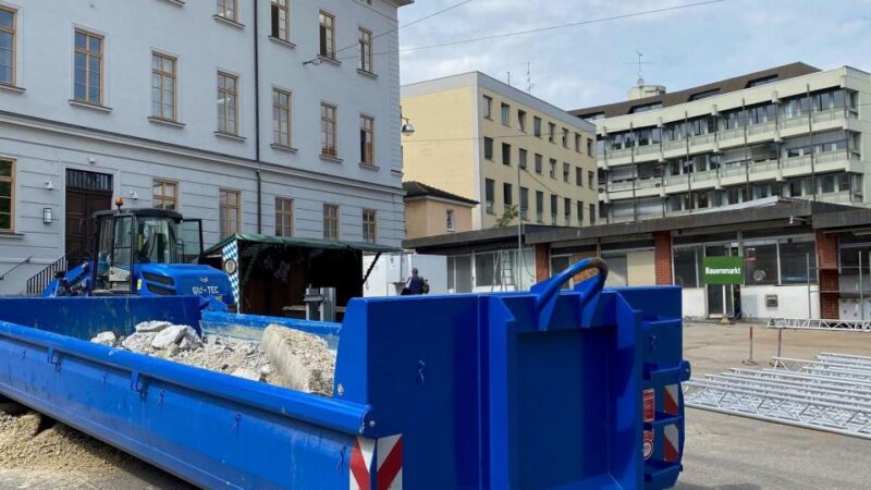 Sanierungsarbeiten haben begonnen: Bestuhlung auf dem Bauernmarkt ist weg