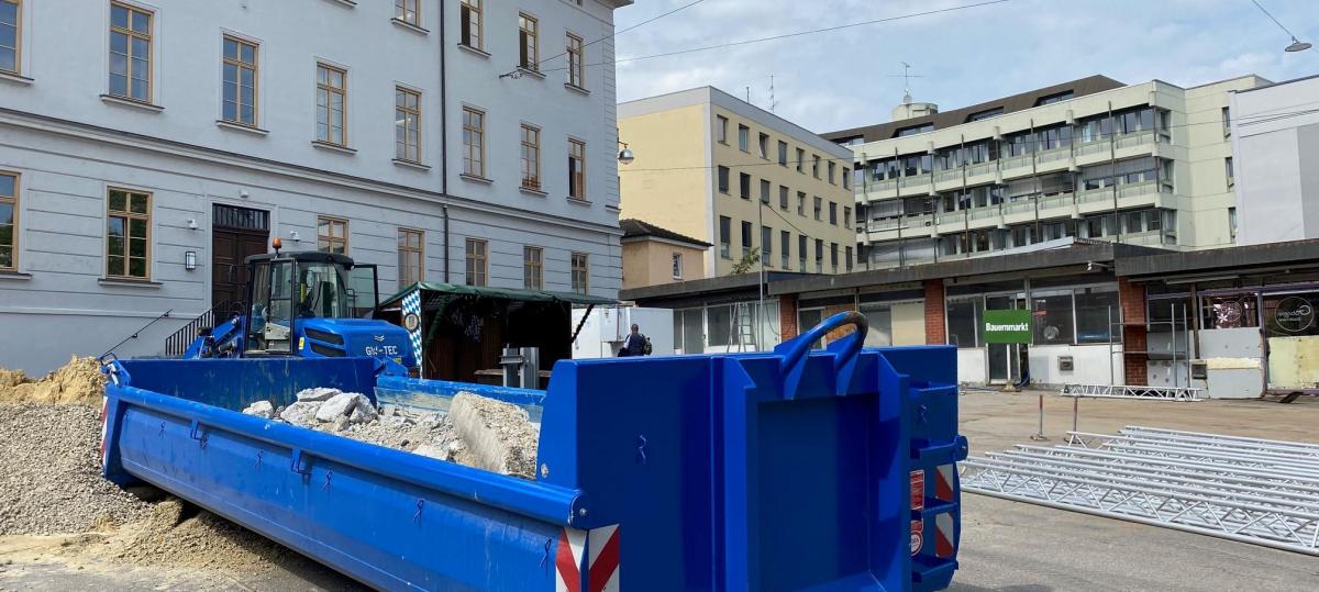 Sanierungsarbeiten haben begonnen: Bestuhlung auf dem Bauernmarkt ist weg