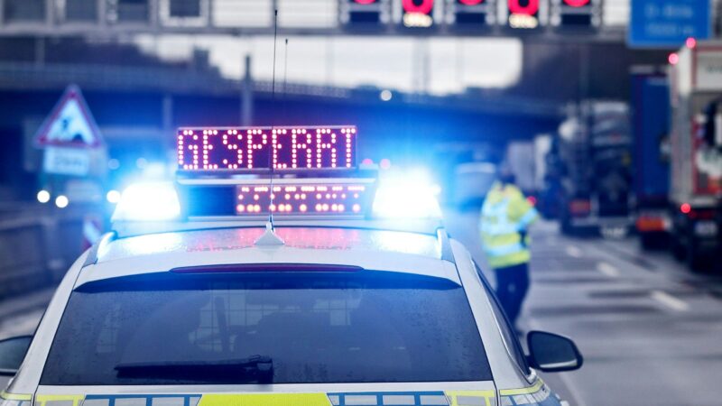 Unfallflucht auf der A3: Zehn Autos durch Metallteil beschädigt – Polizei sucht Lkw-Fahrer
