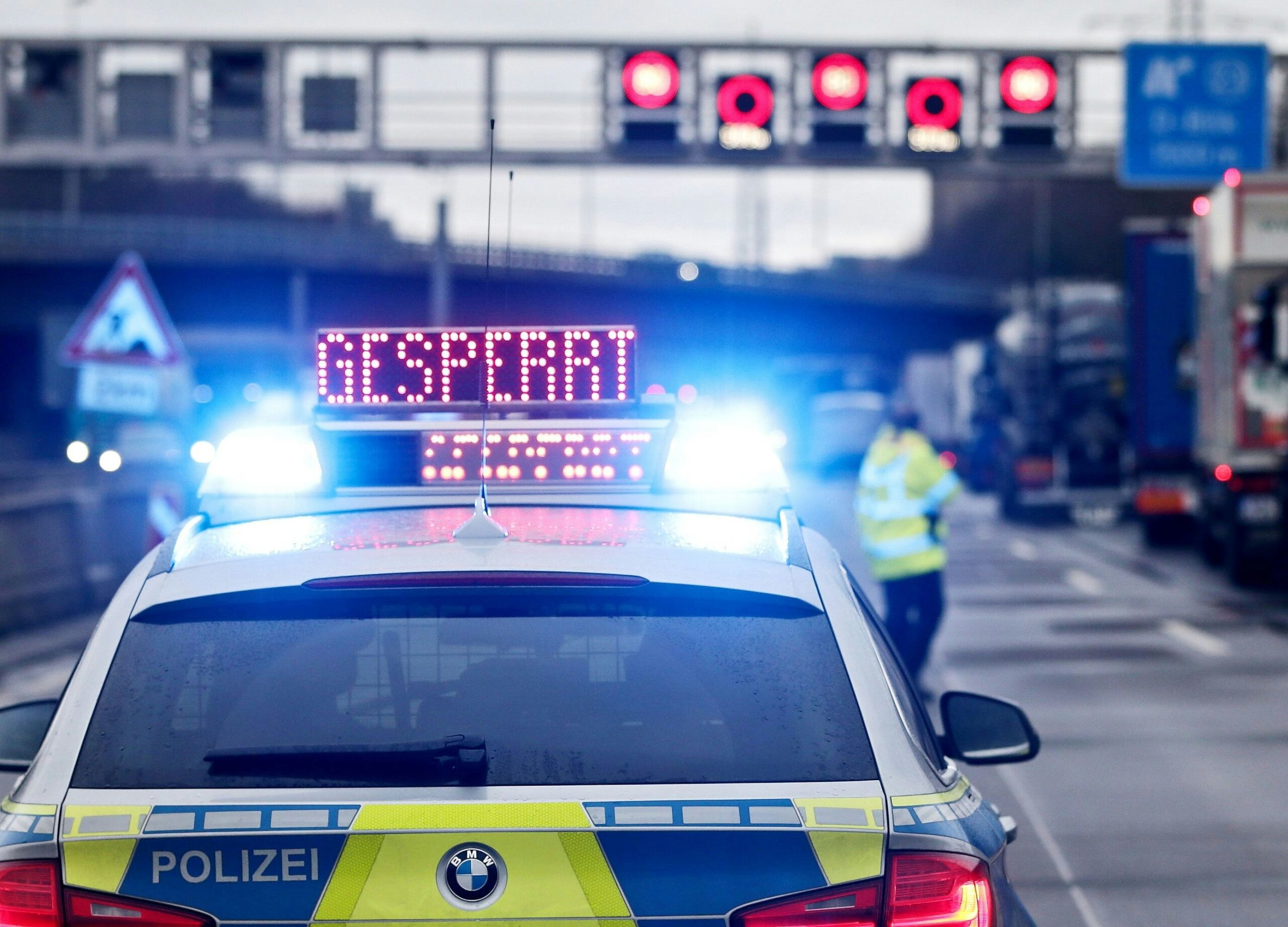 Unfallflucht auf der A3: Zehn Autos durch Metallteil beschädigt – Polizei sucht Lkw-Fahrer