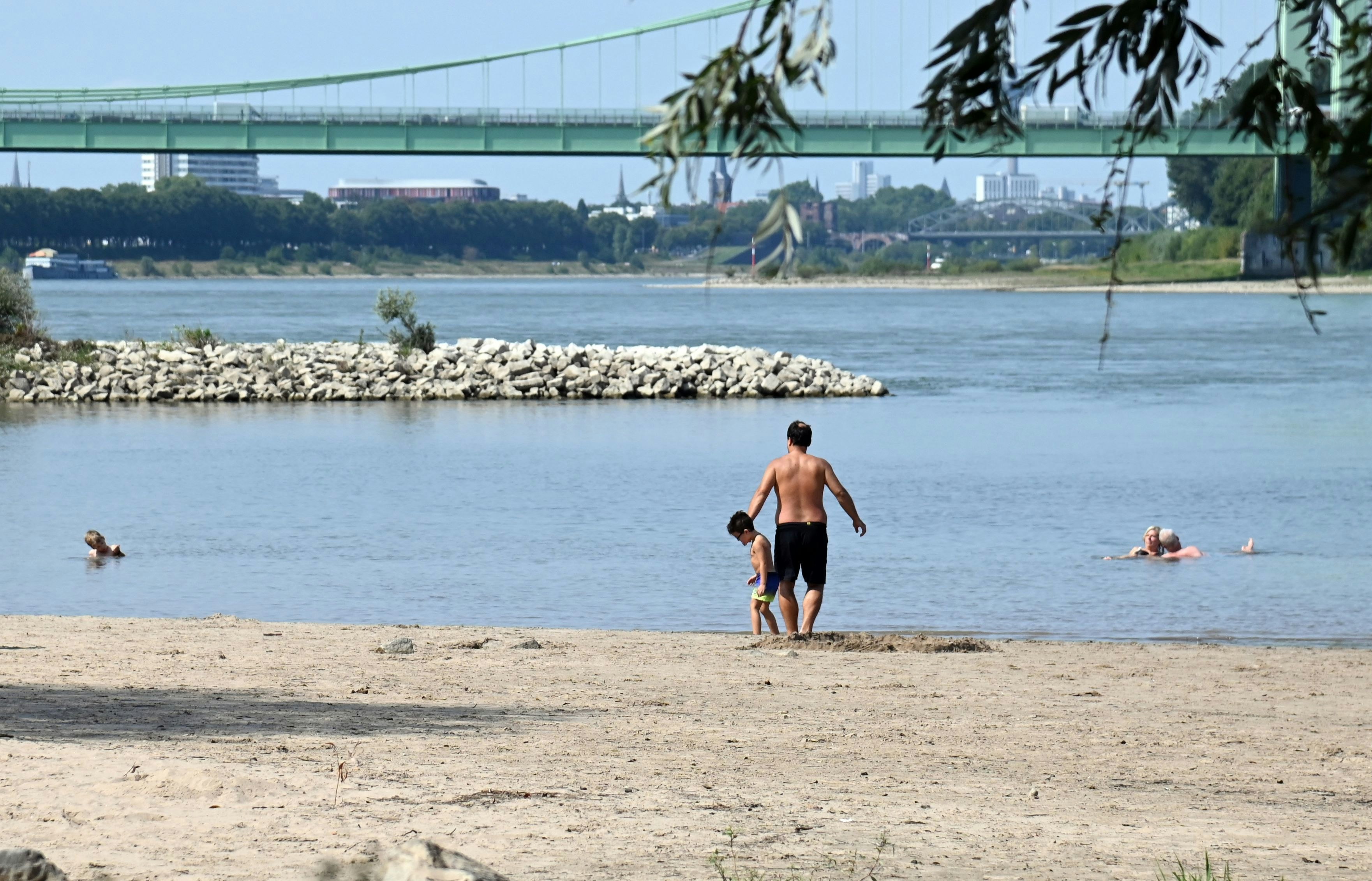 Mindeststrafe 60 Euro: So will die Stadt Köln beim Badeverbot im Rhein vorgehen