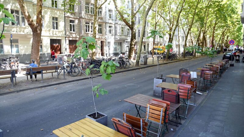 „Nacht- und Nebelaktion“: Anwohner im Agnesviertel klagen über Wegfall von Parkplätzen – Stadt soll prüfen