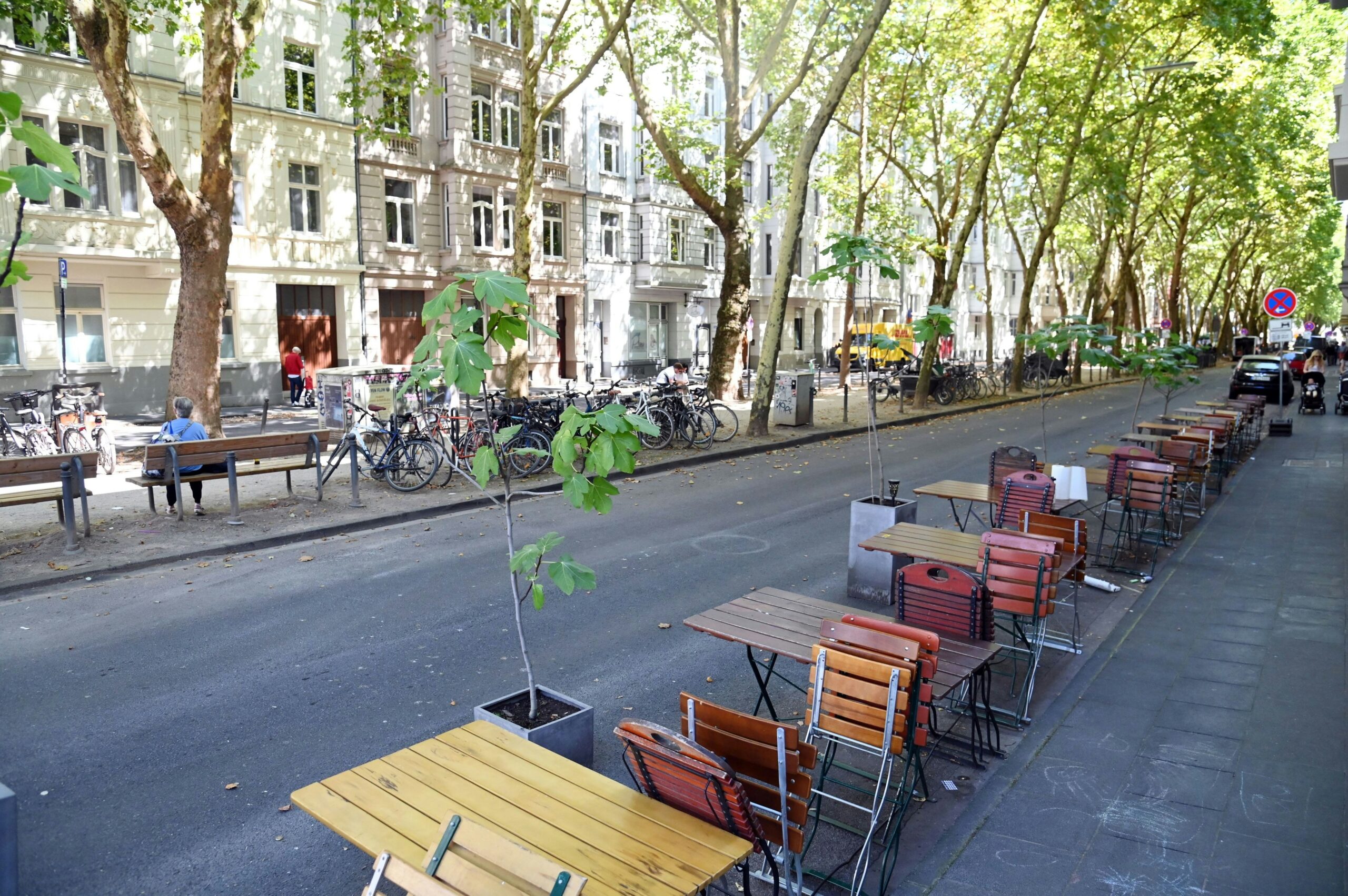 „Nacht- und Nebelaktion“: Anwohner im Agnesviertel klagen über Wegfall von Parkplätzen – Stadt soll prüfen