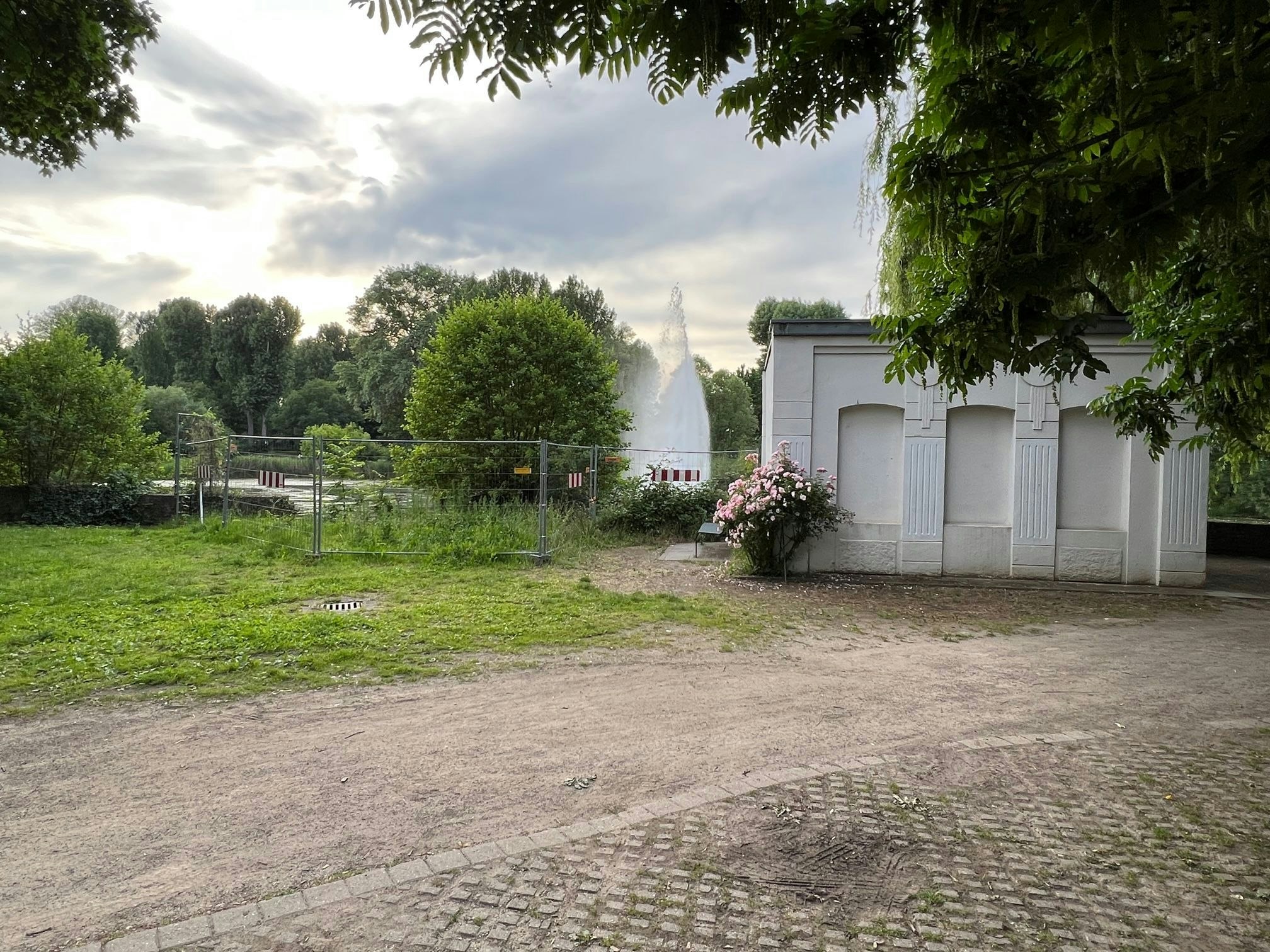 Rheinufer in Köln-Porz: Dieses beliebte Gebäude wurde abgebrochen – Spenden für Wiederaufbau
