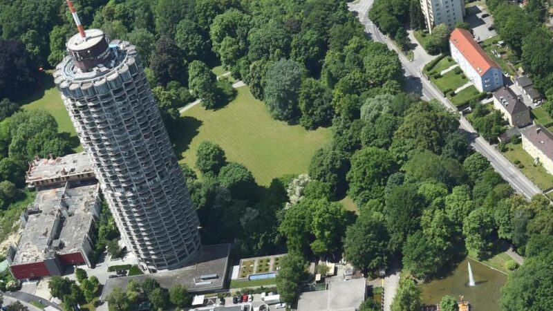 Frau tanzt nackt im Park und landet im Arrest