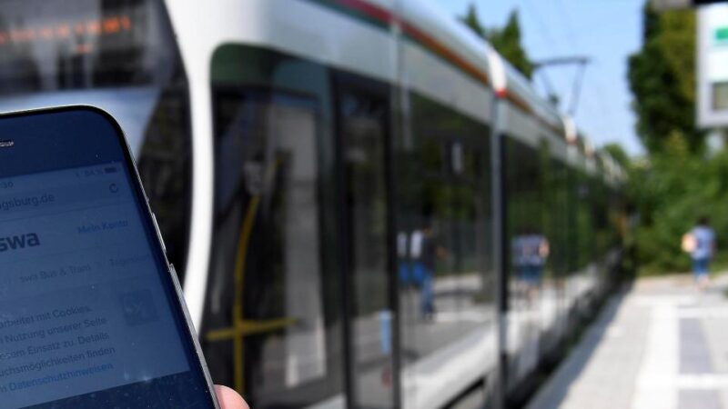 Rückschritt oder nachvollziehbar? Das halten Fahrgäste vom Wegfall des WLANs in Bus und Tram