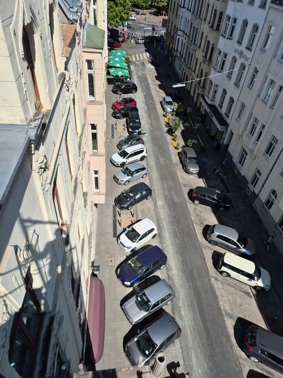 Unmut im Kölner Agnesviertel: Knöllchen-Ärger nach geänderter Parkordnung in der Ewaldistraße