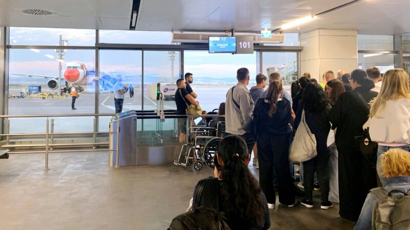 „Das ganze Flugzeug wackelte“: Passagier aus Köln schildert Notlandung und Odyssee bei Condor-Flug