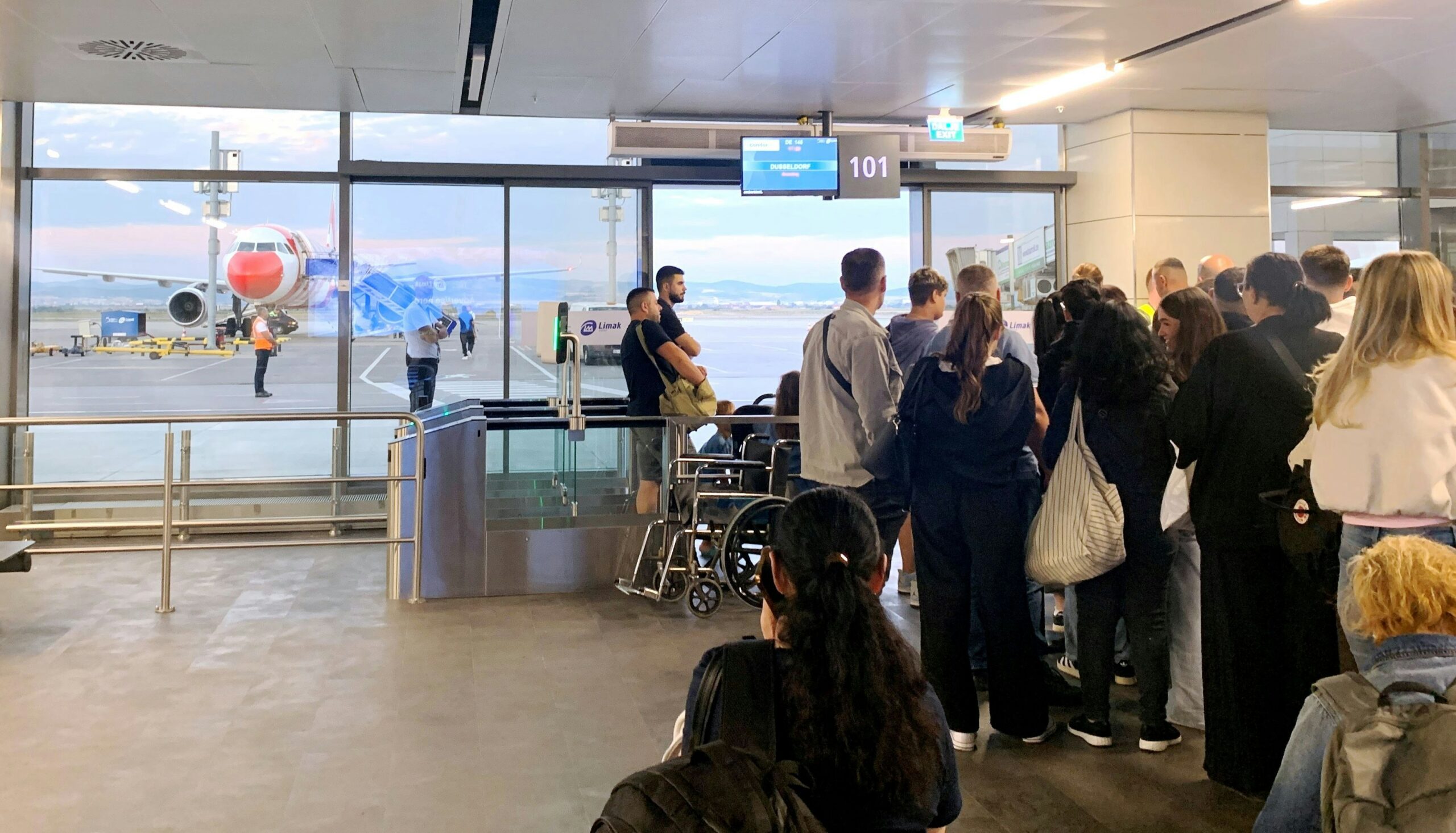 „Das ganze Flugzeug wackelte“: Passagier aus Köln schildert Notlandung und Odyssee bei Condor-Flug