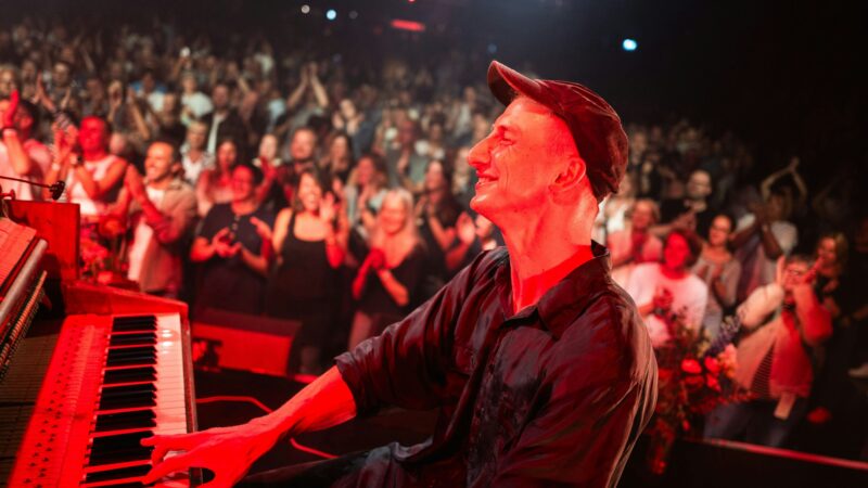 Energie und Anarchie im Kölner Gloria: Stadtgeklimper bei erstem Konzert abseits der Straße gefeiert