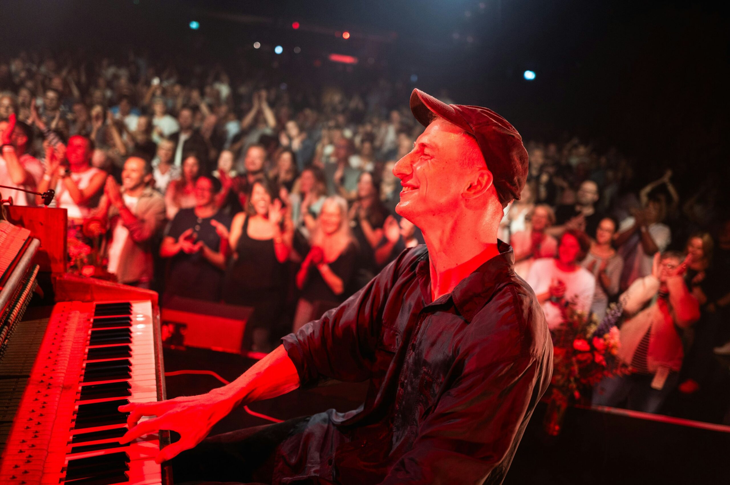 Energie und Anarchie im Kölner Gloria: Stadtgeklimper bei erstem Konzert abseits der Straße gefeiert