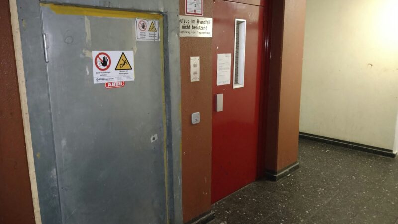 Defekter Aufzug: Mieter in Köln-Seeberg warten weiter auf Reparatur