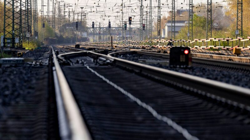 Bahn-Strecke wieder frei: Oberleitung stürzt auf ICE in Köln – Hunderte Reisende evakuiert