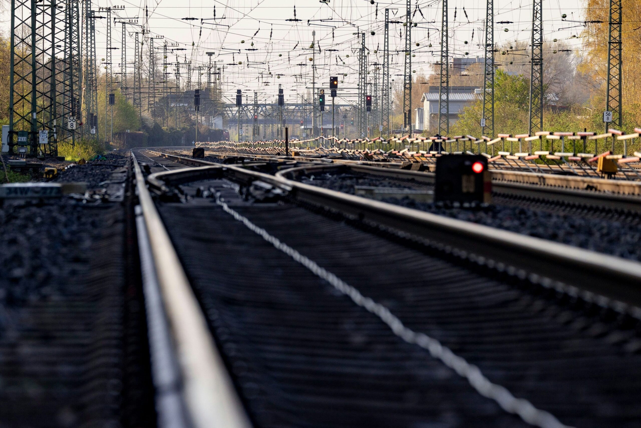 Bahn-Strecke wieder frei: Oberleitung stürzt auf ICE in Köln – Hunderte Reisende evakuiert
