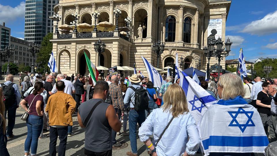 Hunderte demonstrieren in Frankfurt gegen Antisemitismus