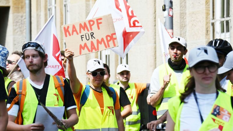 Standort in Leverkusen schließt: Lieferando-Kuriere demonstrieren in Köln gegen Stellenabbau