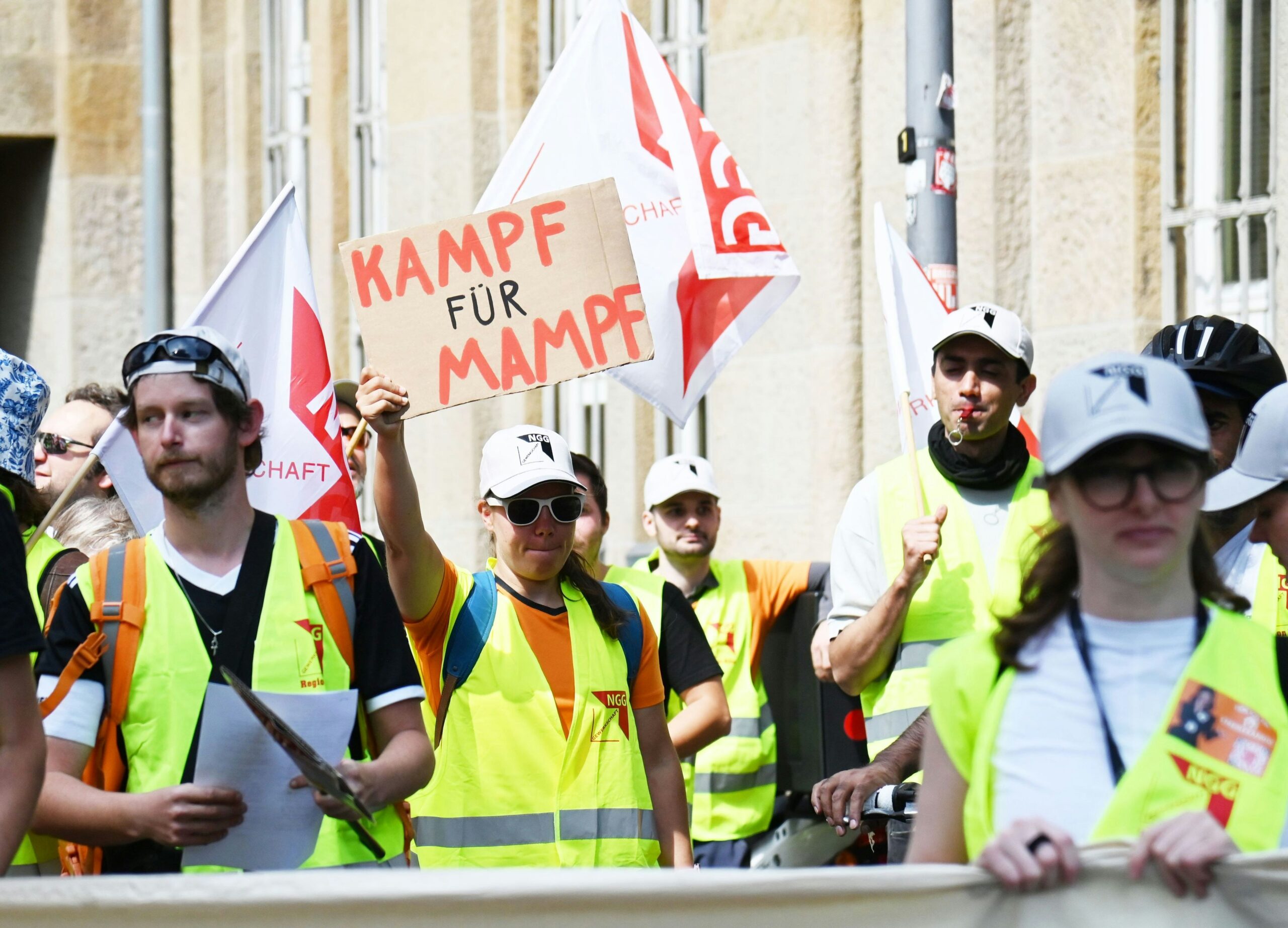 Standort in Leverkusen schließt: Lieferando-Kuriere demonstrieren in Köln gegen Stellenabbau