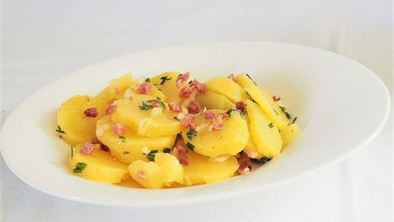 Warmer Frankfurter Kartoffelsalat: Omas traditionelles Rezept