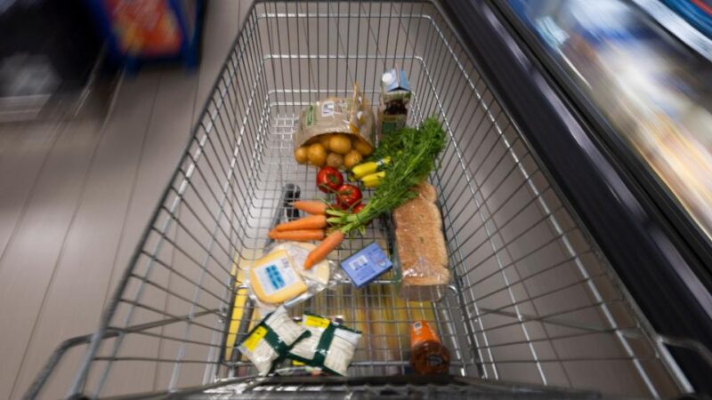 Seniorin in Augsburger Supermarkt beklaut: Unbekannter entwendet Tasche aus Einkaufswagen