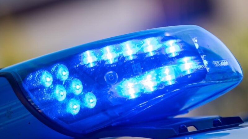 Unbekannter stiehlt Tasche am Lech in Augsburg
