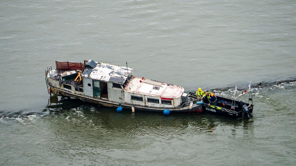 Rüdesheim: Gestrandetes Boot geborgen – Bootsführer sollen Kosten tragen