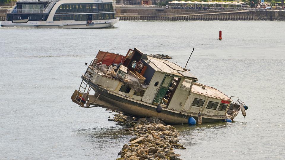 Rüdesheim: Gestrandetes Sportboot wird zum Rhein-Spektakel