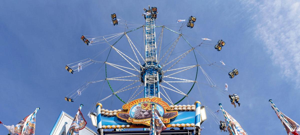 „Zerzaust, aber gut“: Mit dem Bayern Tower schweben Plärrer-Gäste über den Dächern Augsburgs