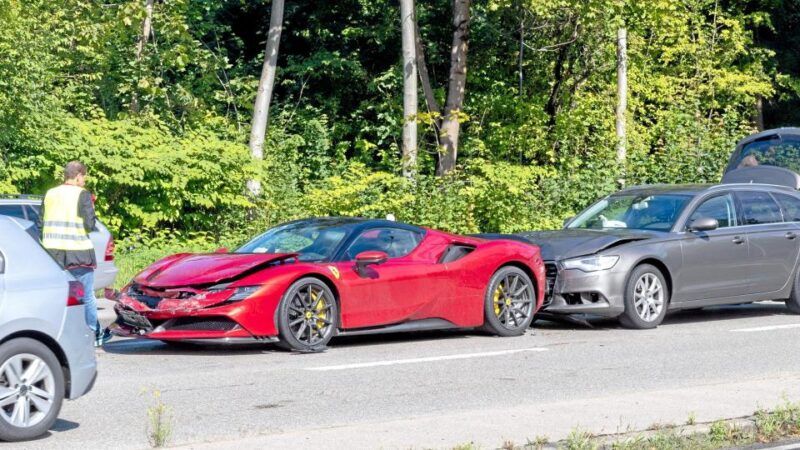 Unfall in Lechhausen: Der rote Ferrari meldet sich bei der Polizei