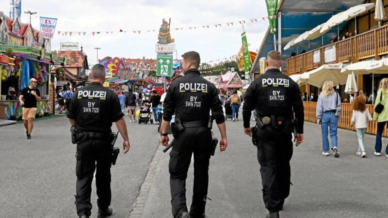 Plärrer: Unbekannter schmeißt Glasscherbe durch das Festzelt