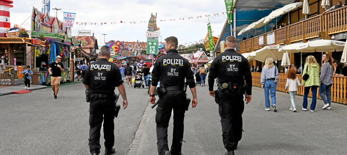 Plärrer: Unbekannter schmeißt Glasscherbe durch das Festzelt