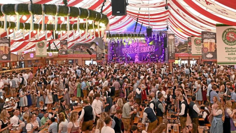 Betrunkener Plärrergast greift Sicherheitsmitarbeiter an und pöbelt gegen Polizisten
