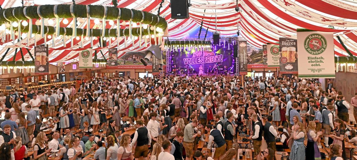 Betrunkener Plärrergast greift Sicherheitsmitarbeiter an und pöbelt gegen Polizisten