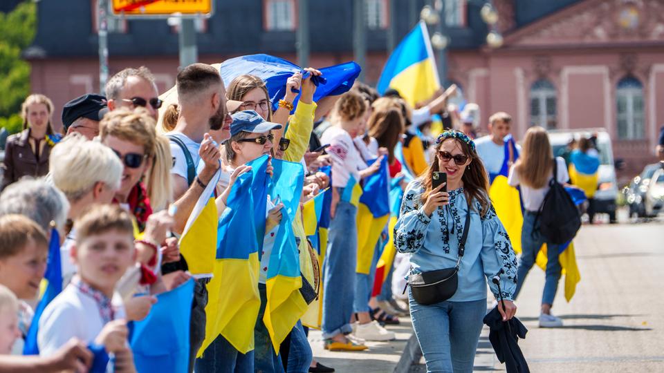 Hunderte demonstrieren zum ukrainischen Unabhängigkeitstag in Hessen