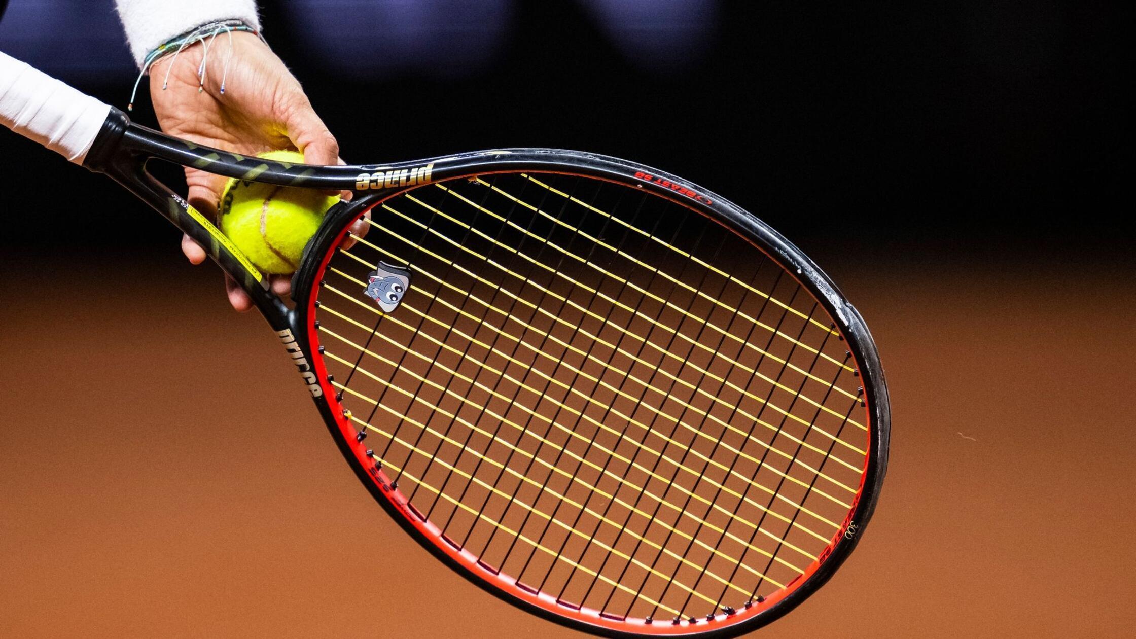 Empörendes Video: Tennisstar schenkt Kind sein Cap, Millionär nimmt sie ihm weg und steckt sie ein