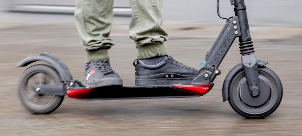 Betrunkene E-Scooter-Fahrerin fährt gegen Auto und verletzt sich